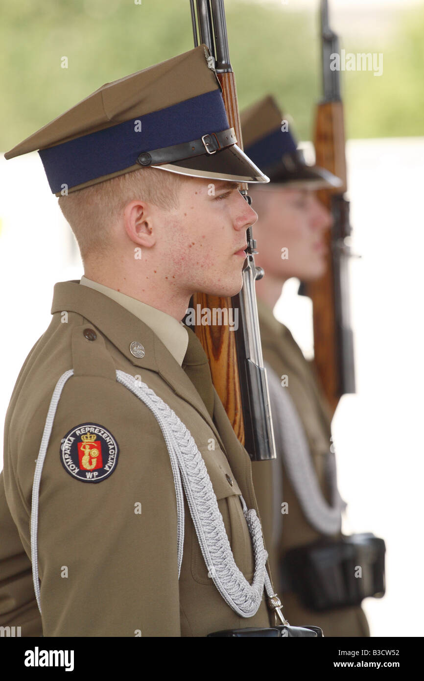Warsaw Poland Polish Army soldiers stand honour guard at the Tomb of the Unknown Soldier in Saski Gardens Stock Photo
