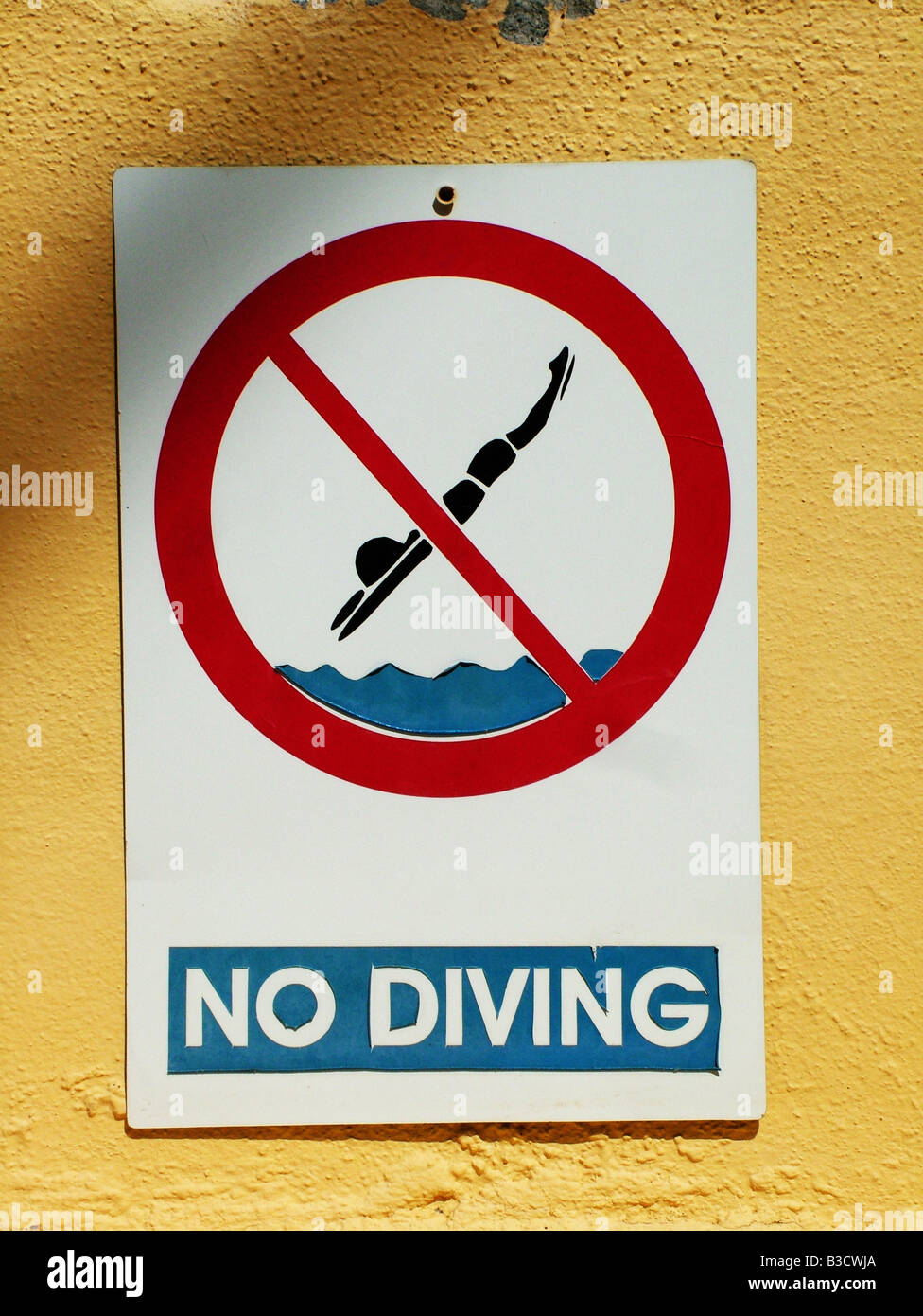 Swimming pool depth no diving hi-res stock photography and images - Alamy