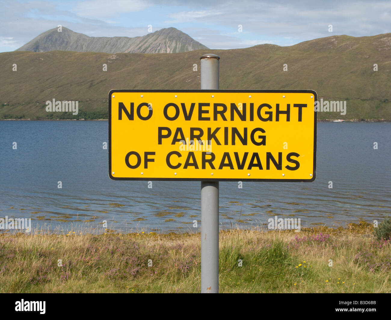 A notice prohibiting overnight parking of touring caravans beside a loch on the Isle of Skye, Scotland Stock Photo