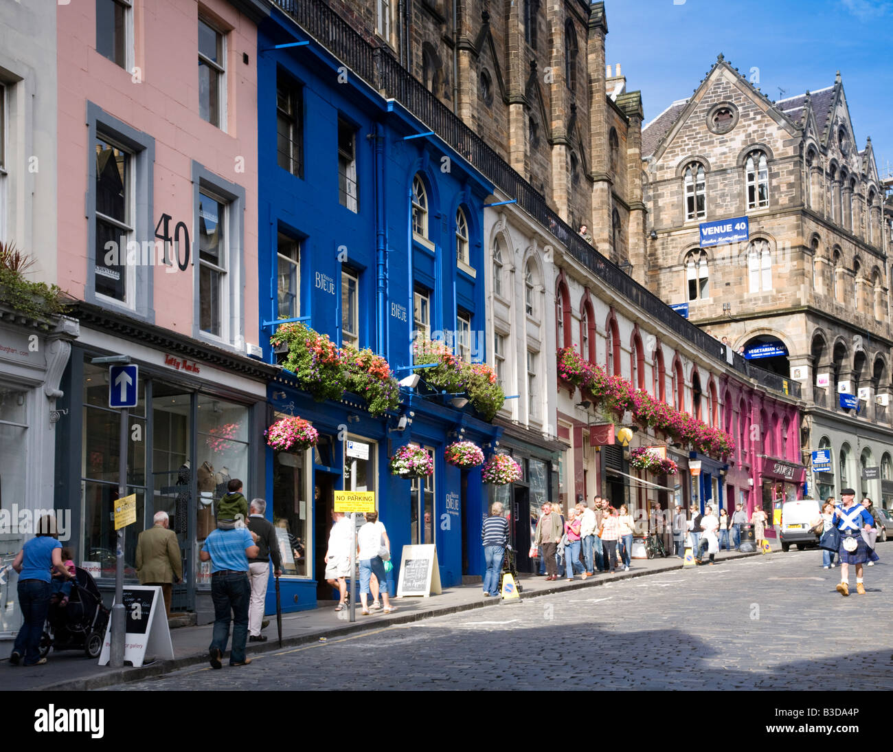 Victoria Street in the Grassmarket area of Edinburgh's Old Town, City ...