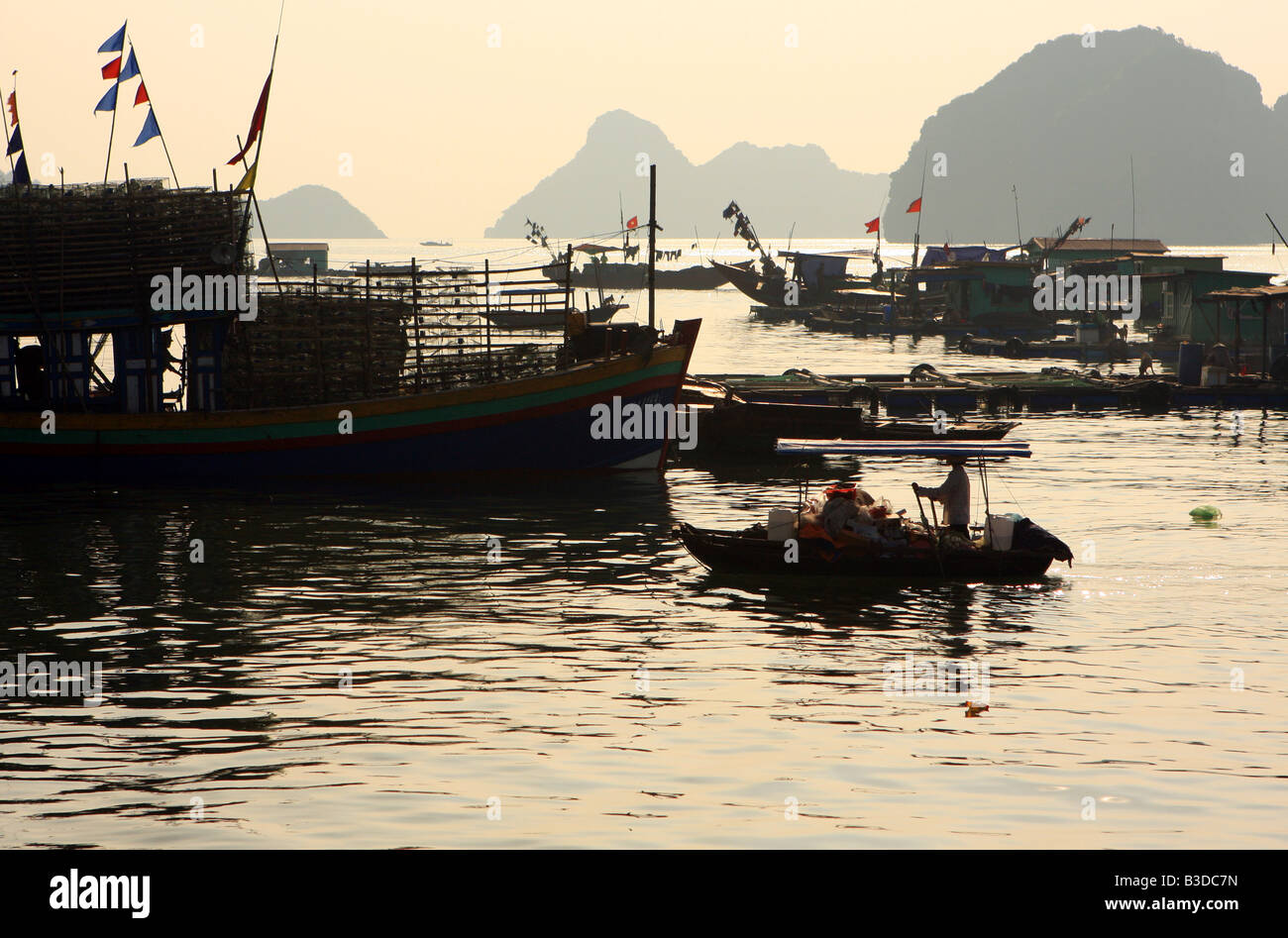 Vietnam house boat hires stock photography and images Alamy