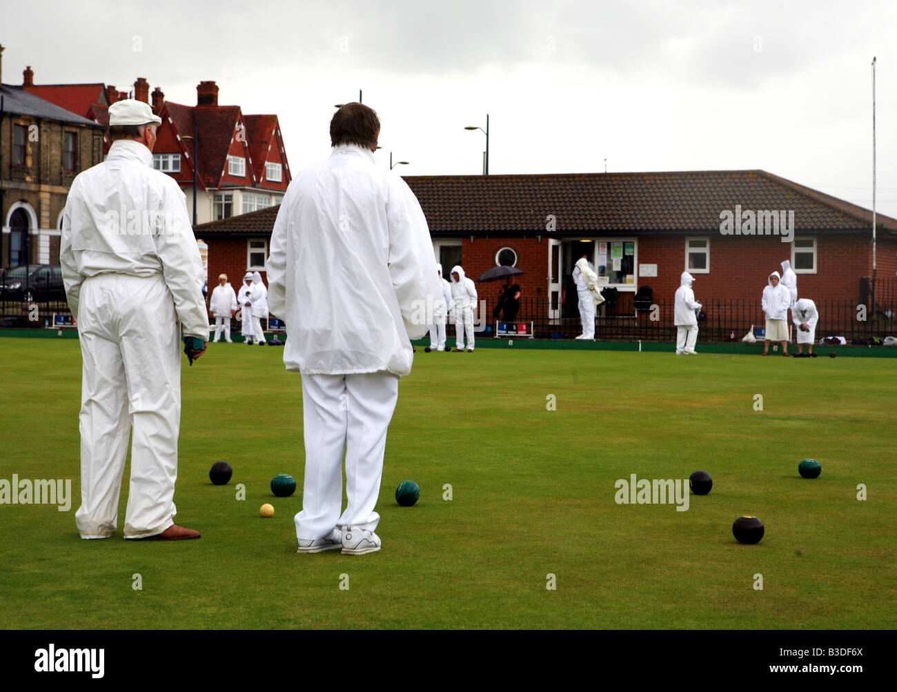 Bowlers in Great Yarmouth Norfolk defy heavy rain during a tournament in July 2008 Stock Photo