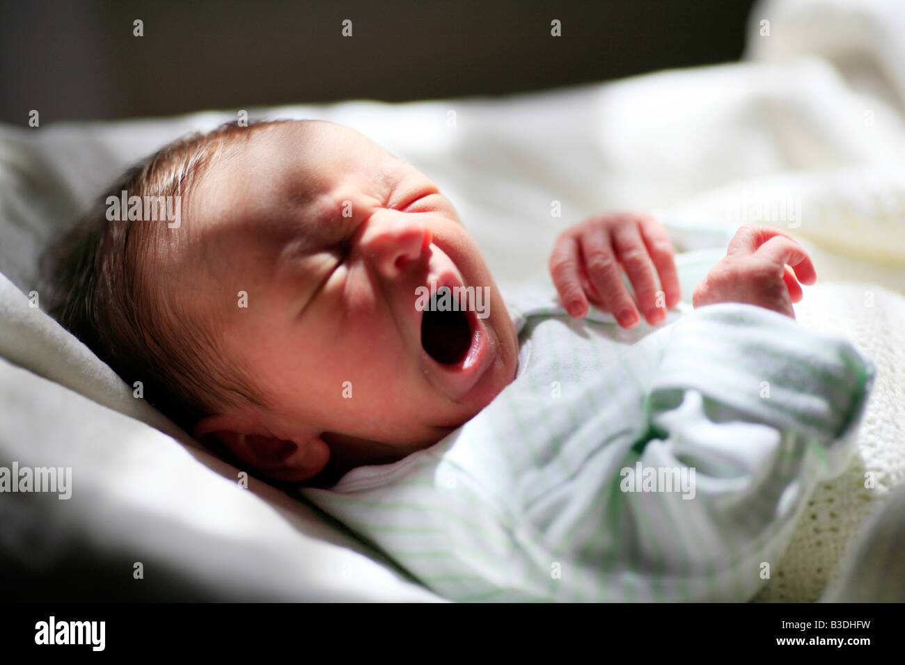 Почему ребёнок плачет во сне. Почему ребёнок всхлипывает во сне. Плачущий младенец с коликами. Плакать во сне. Ребенок новорожденный плачет во сне.