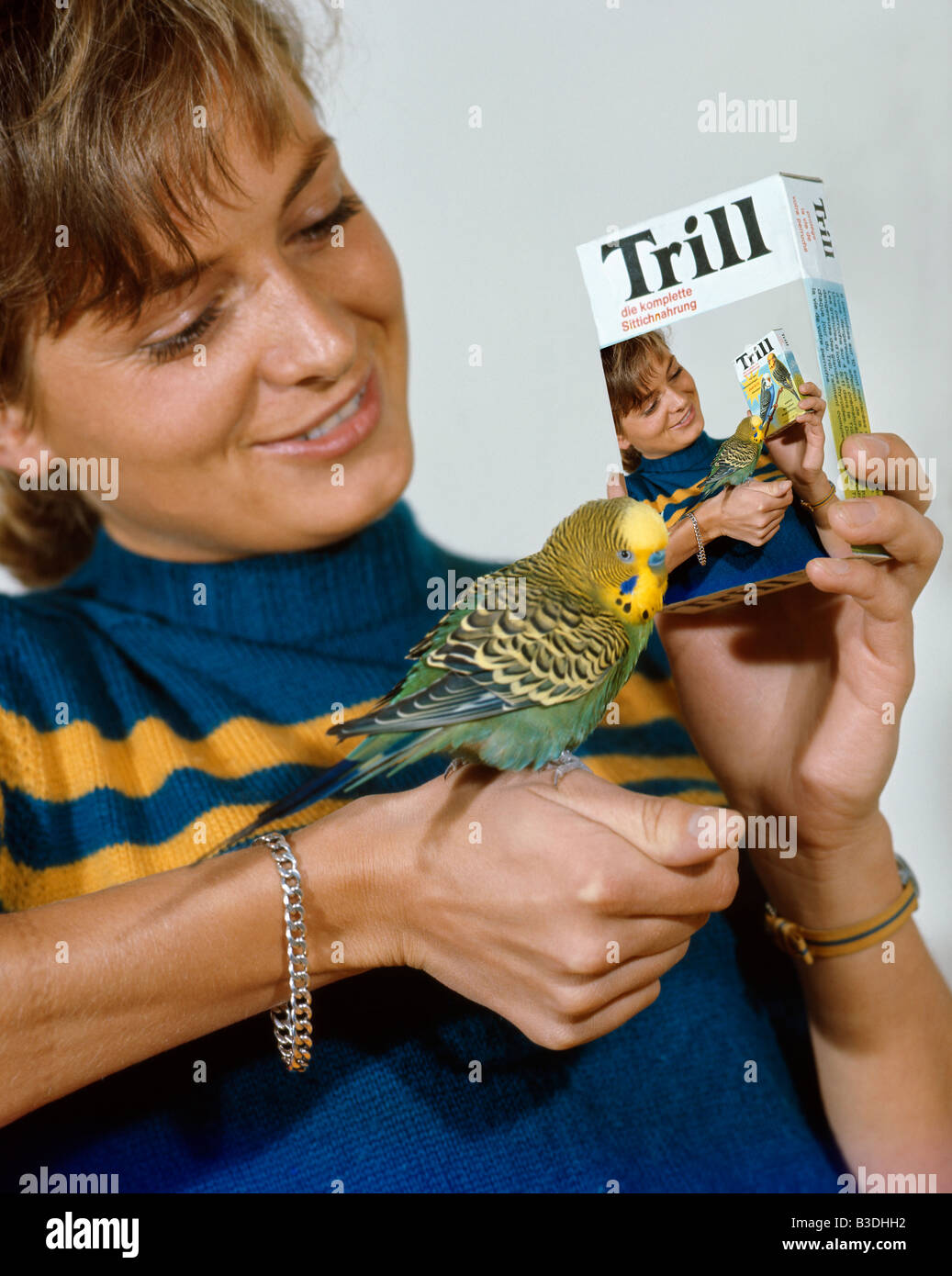 jeune femme avec une perruche apprivoise young woman with a parakeet tames Stock Photo