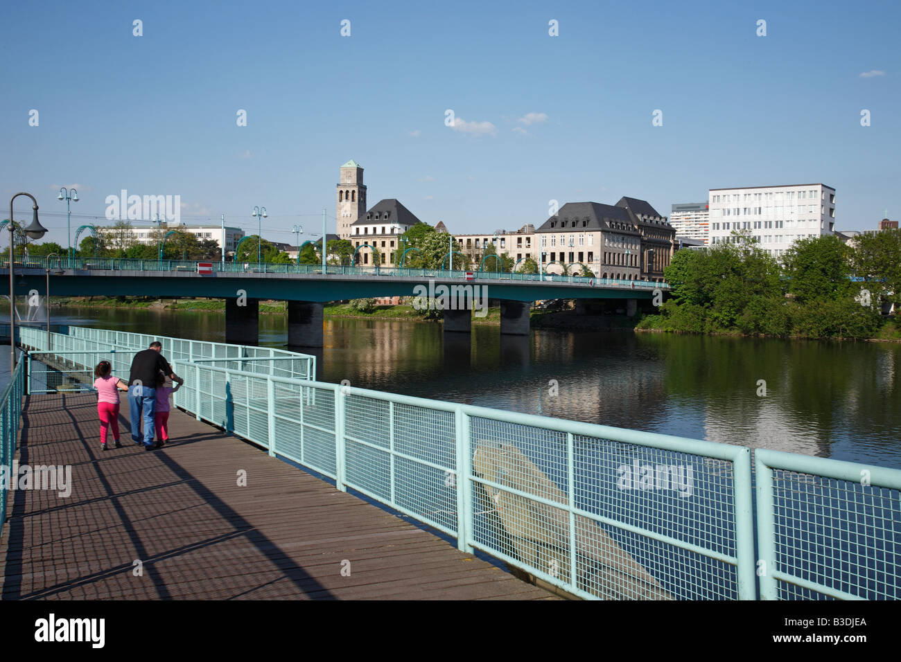 Panoramablick mit Fussgaengersteg in der Ruhr, Ruhrlandschaft, Schlossbruecke, Rathaus, Muelheim an der Ruhr, Ruhrgebiet, NRW Stock Photo