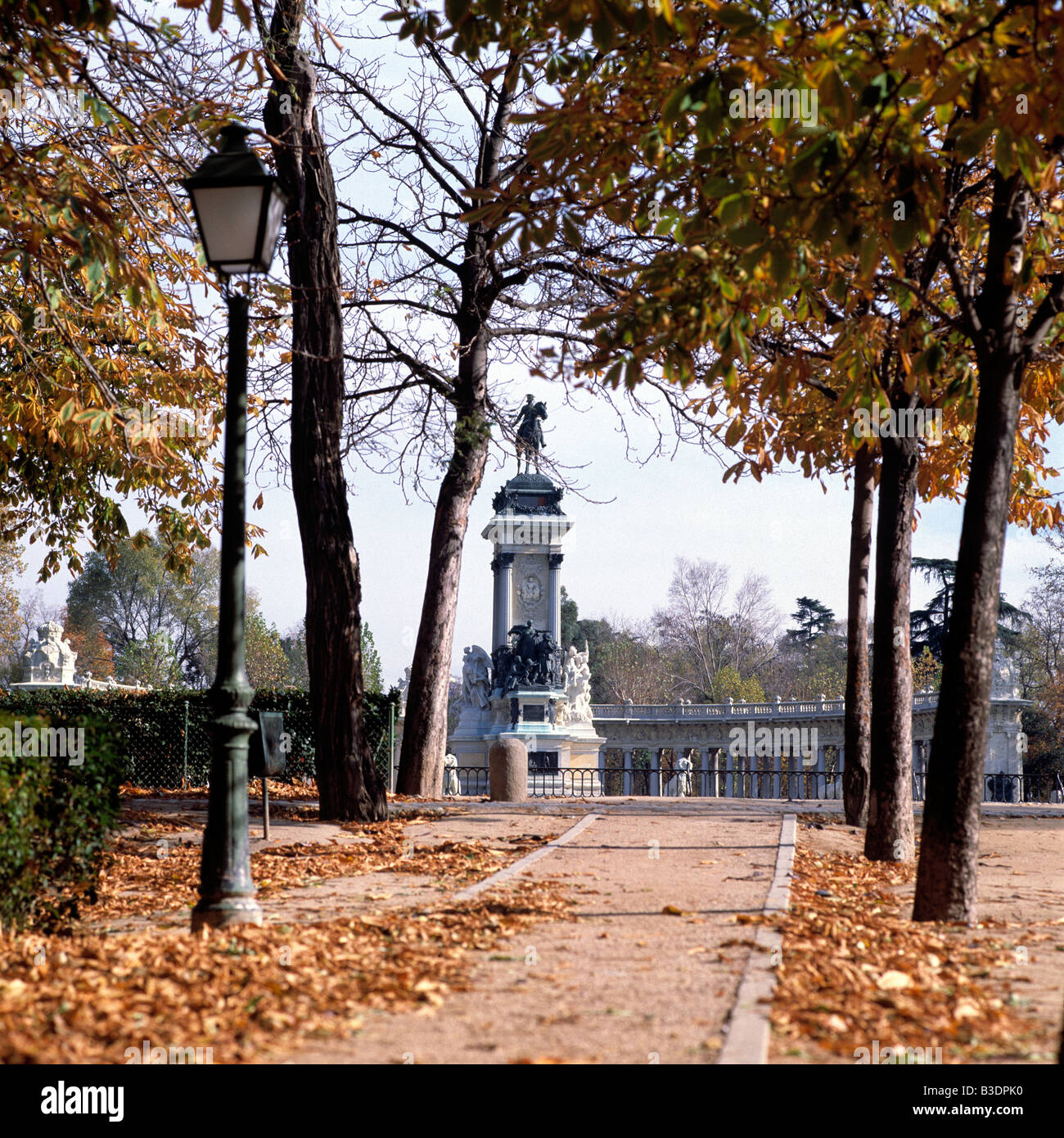 Parque del Retiro, Retiro-Park, Denkmal Koenig Alfons XII, Weg mit Herbstlaub, Laterne, herbstlich, Madrid Stock Photo