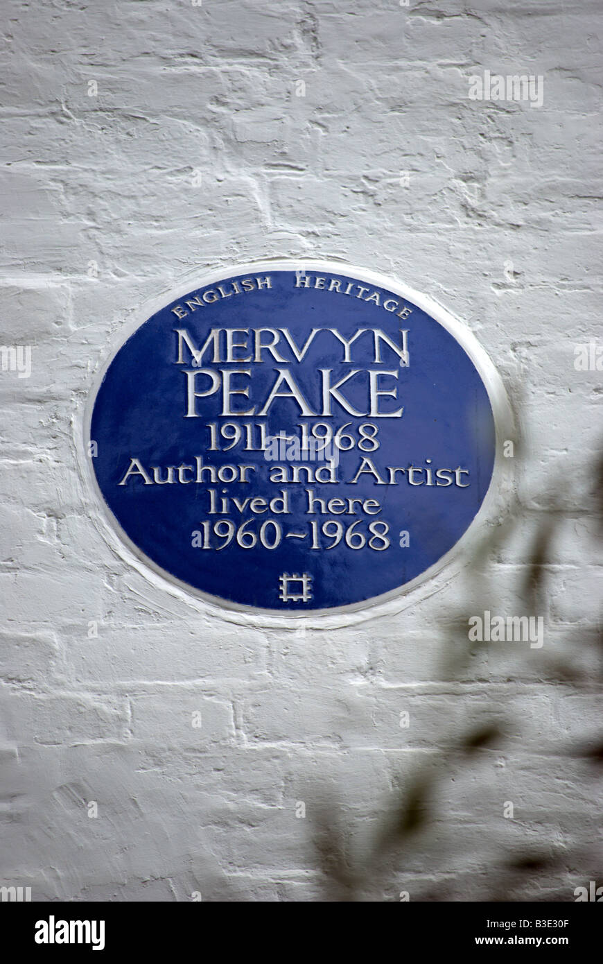 english heritage blue plaque marking the 1960 to 1968 home of author and artist mervyn peake, south kensington, london, england Stock Photo