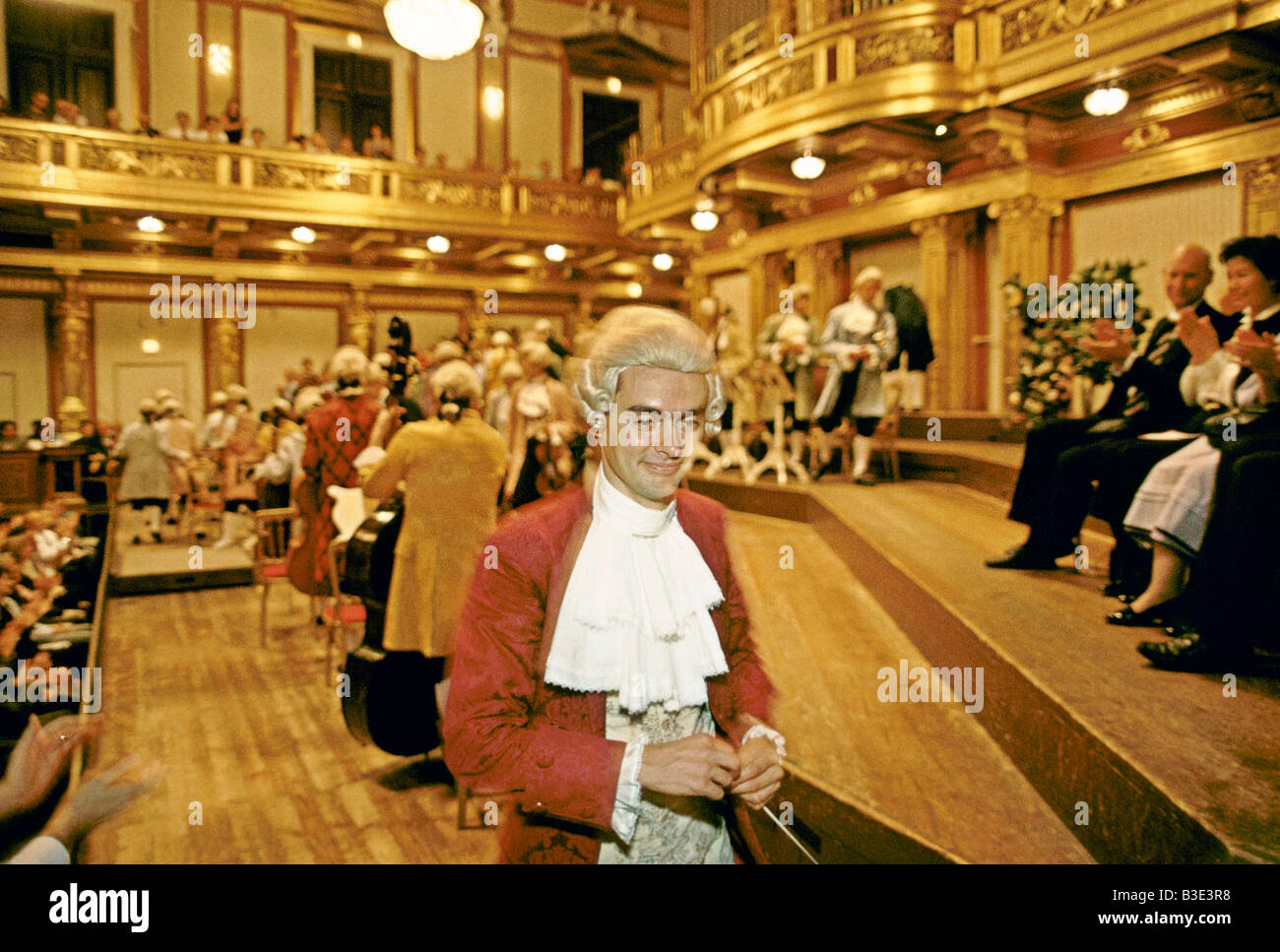 CONDUCTOR OF THE MOZART PLAYERS IN PERIOD COSTUME LEAVES THE STAGE TO APPLAUSE AFTER PERFORMING A MOZART CONCERT IN MUSIKVERIN Stock Photo