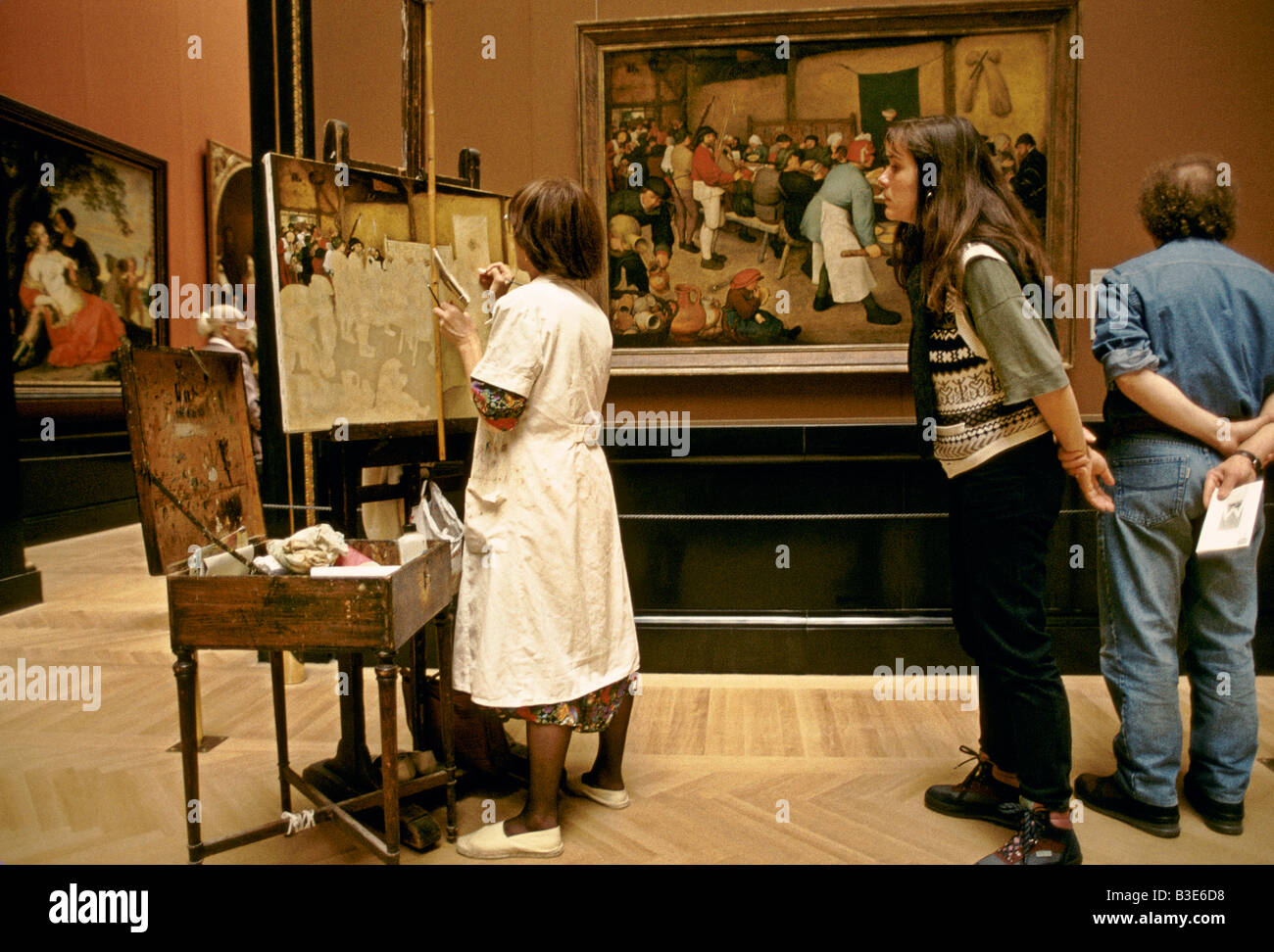 VIENNA 1995 AN ARTIST PAINTS A COPY OF A FAMOUS ARTWORK IN THE COLLECTION OF THE MUSEUM OF FINE ART VIENNA Stock Photo