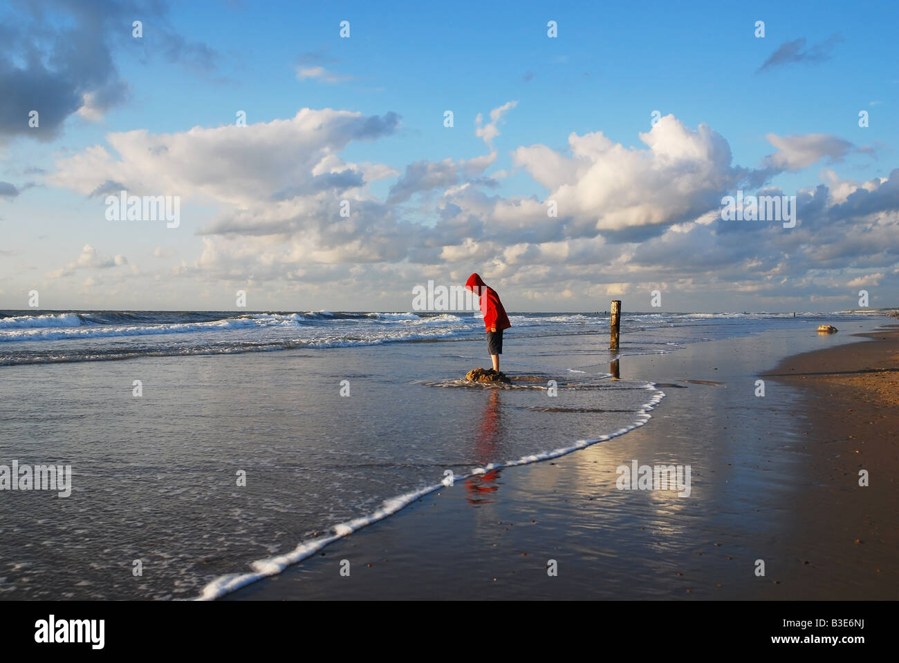 Beach scene little boy in hi-res stock photography and images - Alamy