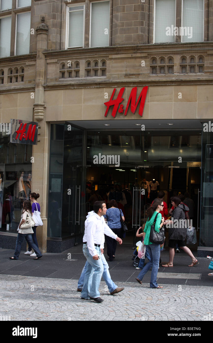 H&m store uk hi-res stock photography and images - Page 2 - Alamy
