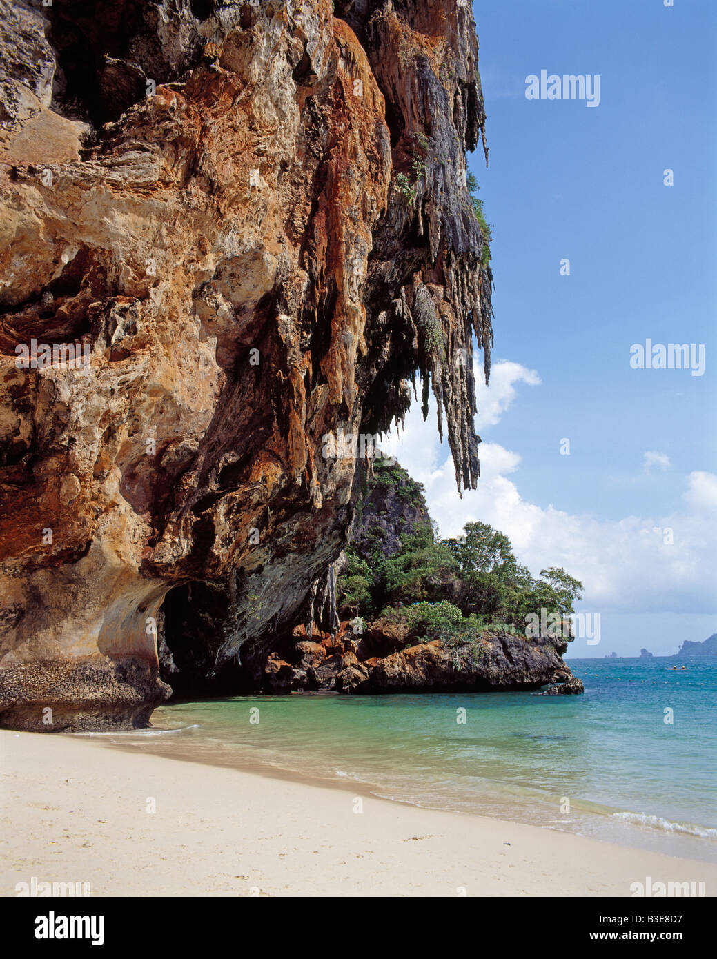 dream beach with overhanging rocks Railay East Traumstrand mit überhängenden Felsen Stock Photo