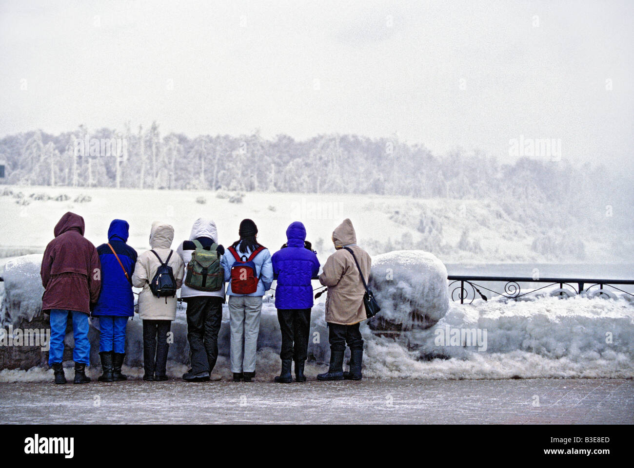 Niagara falls winter people hi-res stock photography and images - Alamy