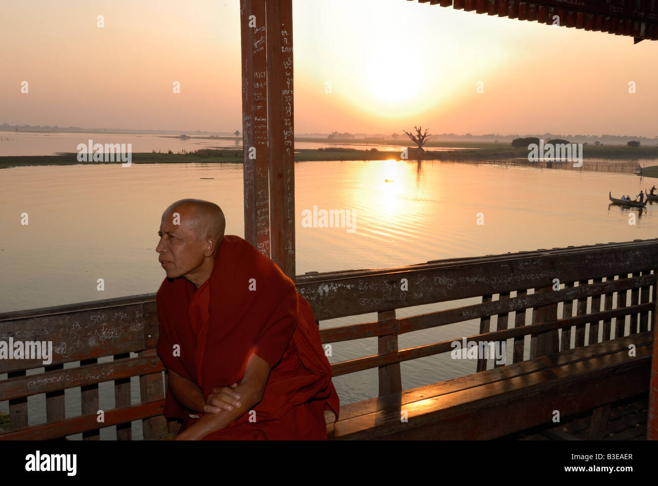 Buddhist monk u bein sunset hi-res stock photography and images - Alamy
