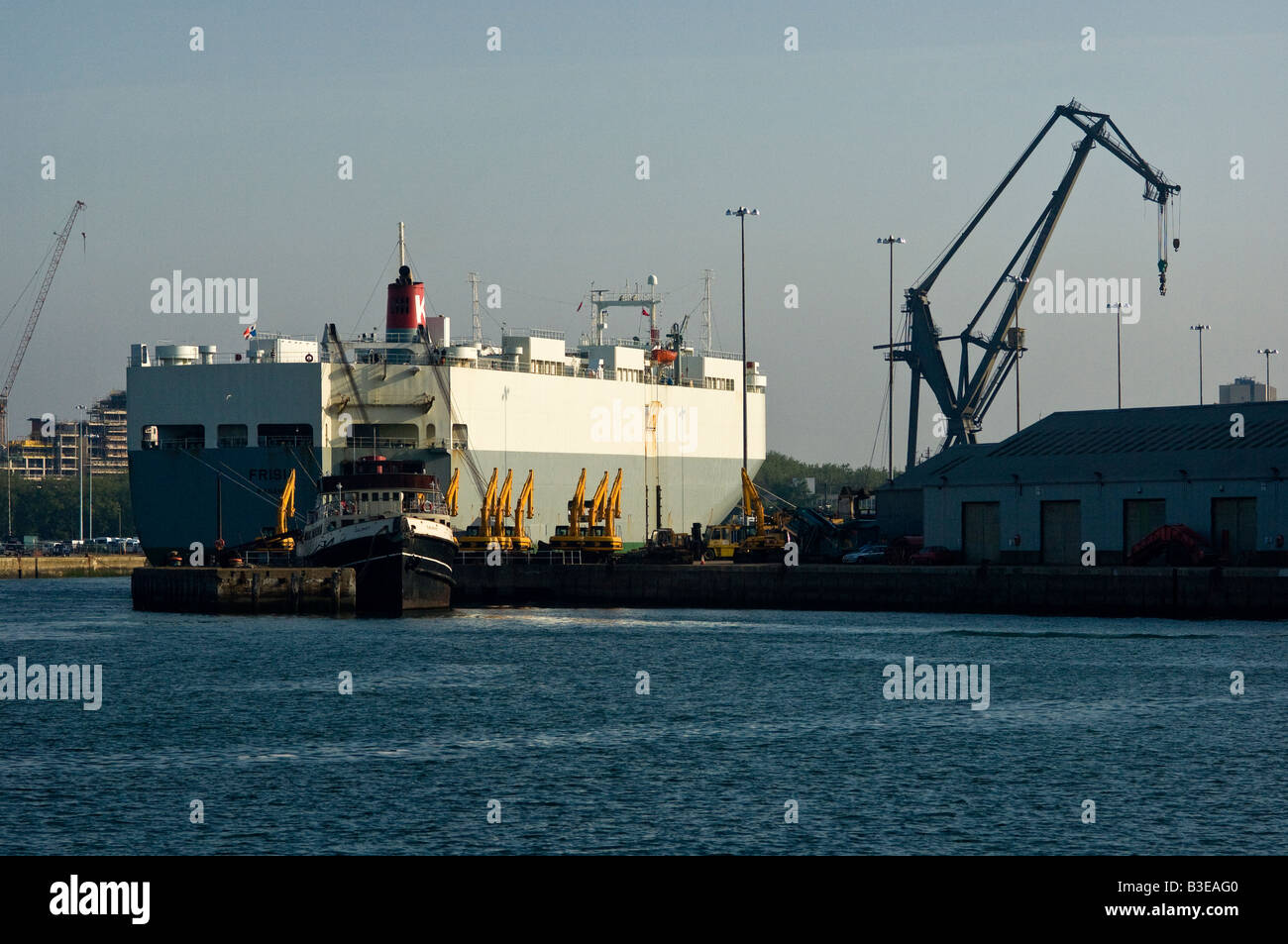 Car transporter southampton docks hires stock photography and images