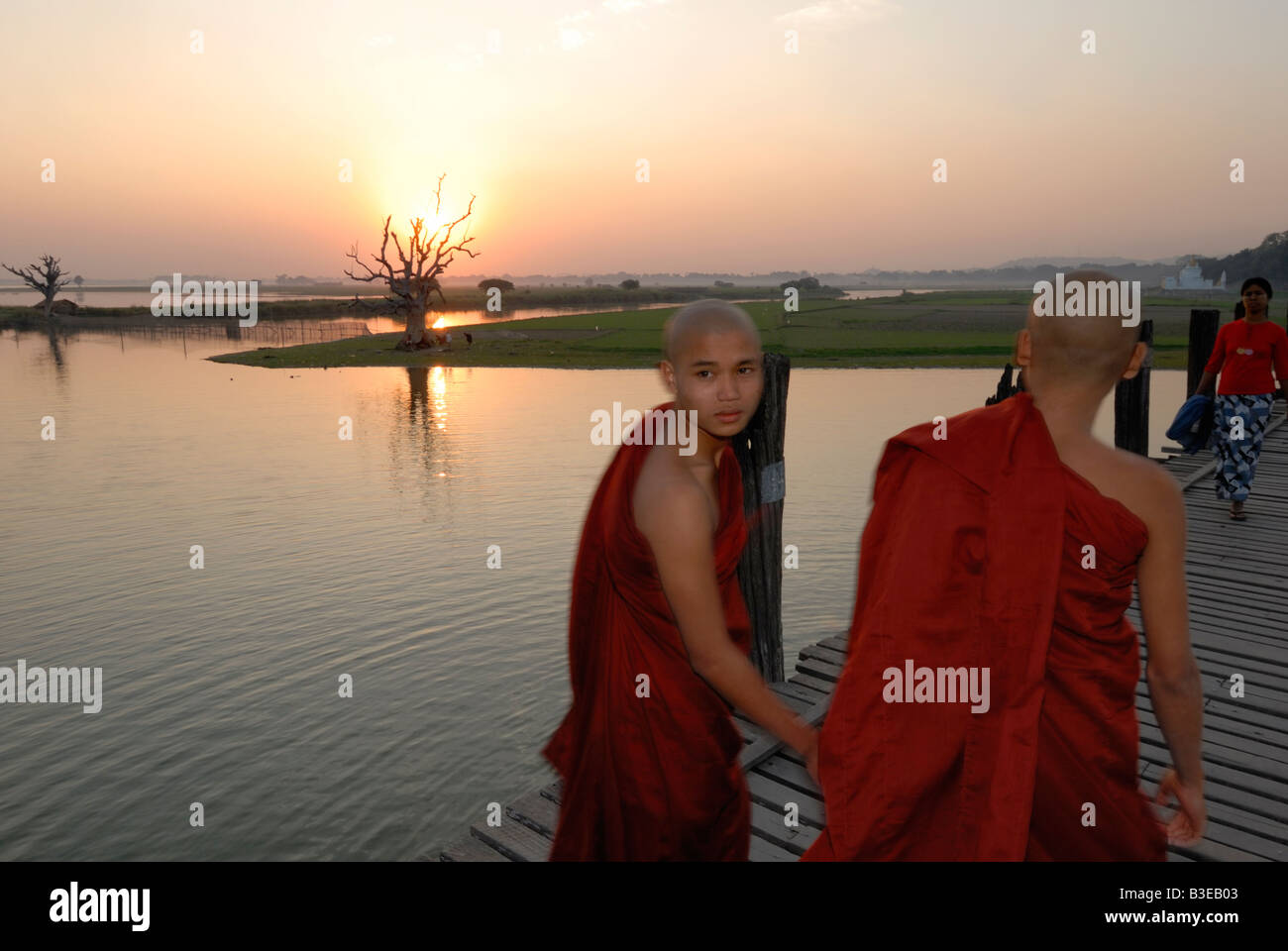 Buddhist monk u bein sunset hi-res stock photography and images - Alamy