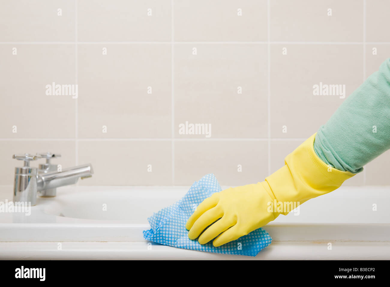 Cleaning the bath hires stock photography and images Alamy