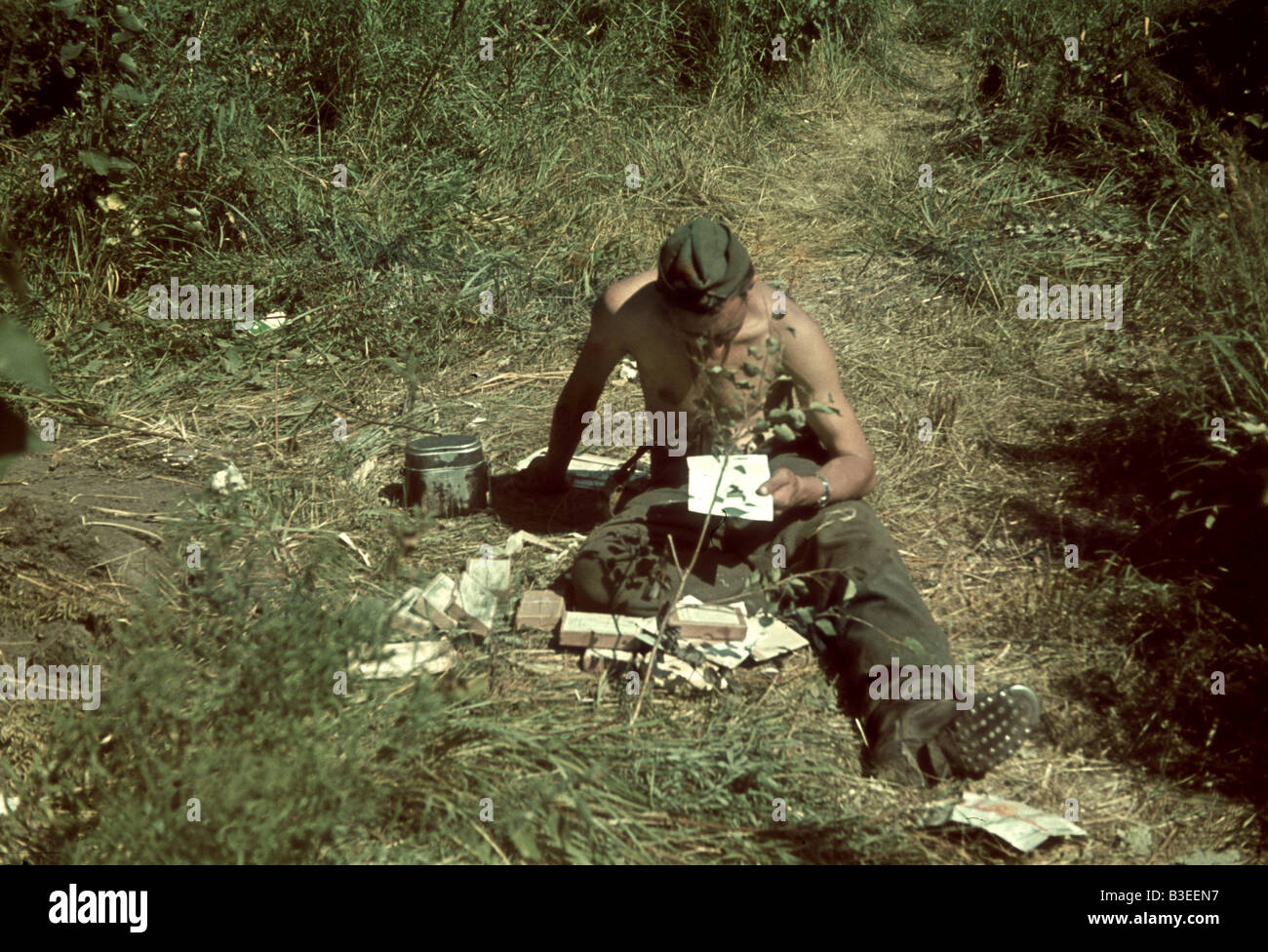 2 G56 O1 1942 14 Soldier reading a letter E Front 1942 History World War II Eastern Front A break from battle A soldier reading Stock Photo