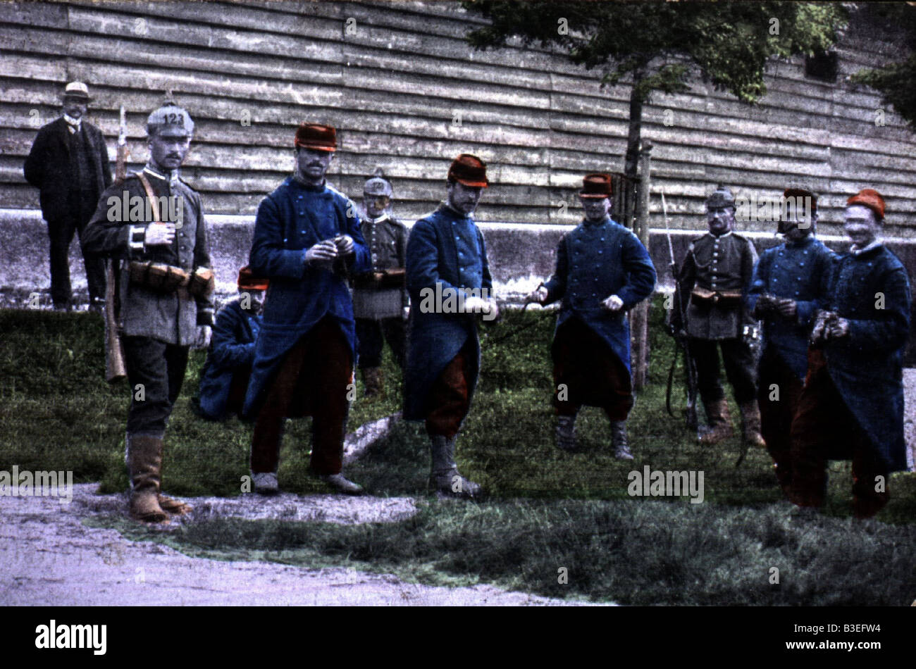 events, First World War / WWI, prisoners of war, French soldiers and German guards, photo postcard, coloured, 1914, Stock Photo