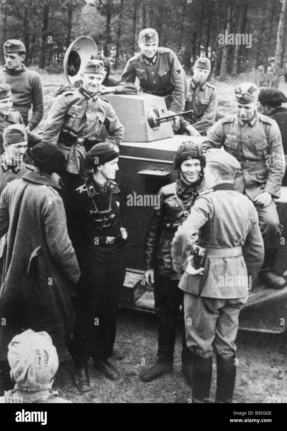 german-and-soviet-soldiers-poland-1939-B3EGGE.jpg