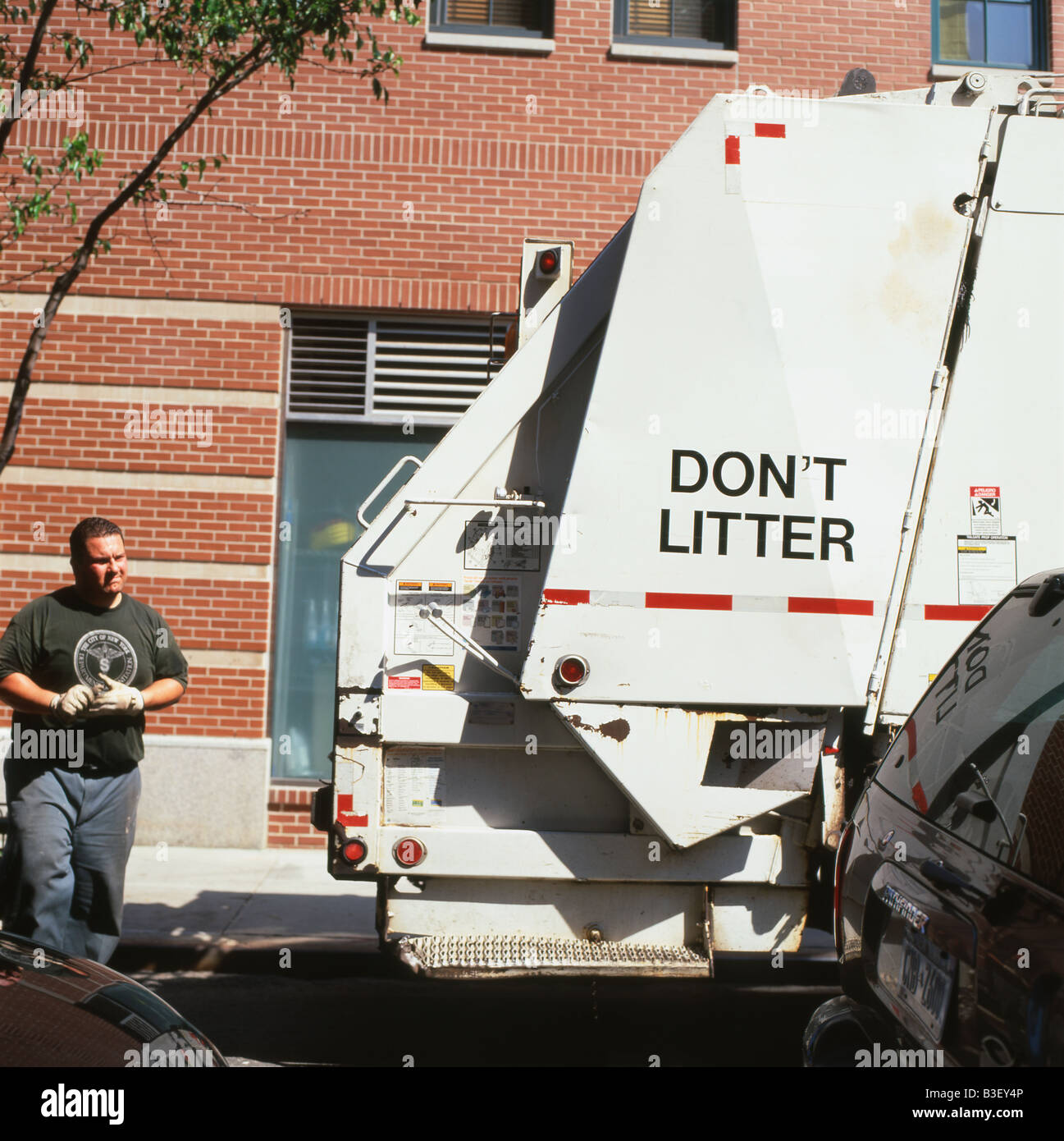 A New York City garbage collector man and truck displaying the command “DON’T LITTER”  in NYC street USA, US KATHY DEWITT Stock Photo