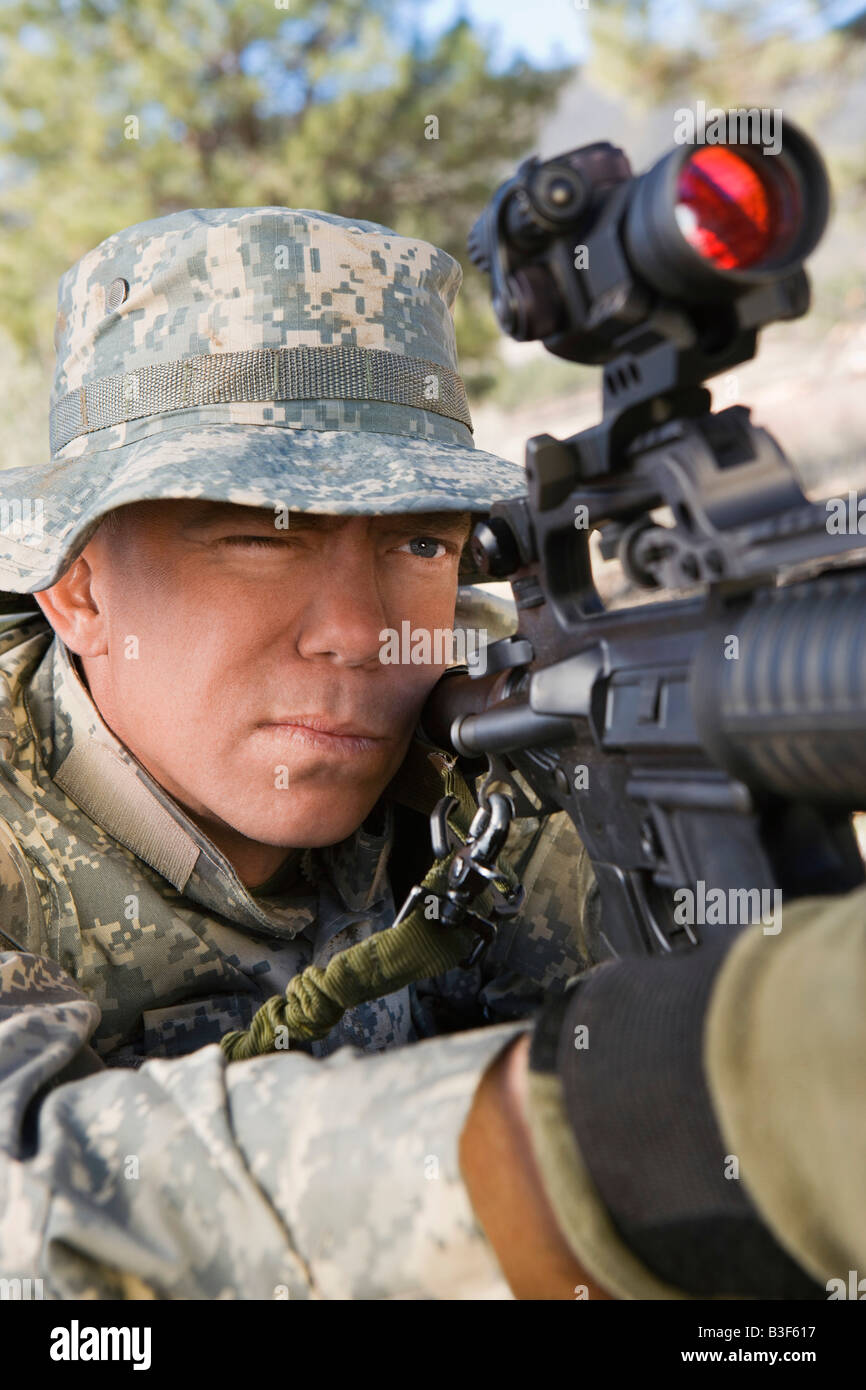 Soldier aiming machine gun, close-up Stock Photo - Alamy