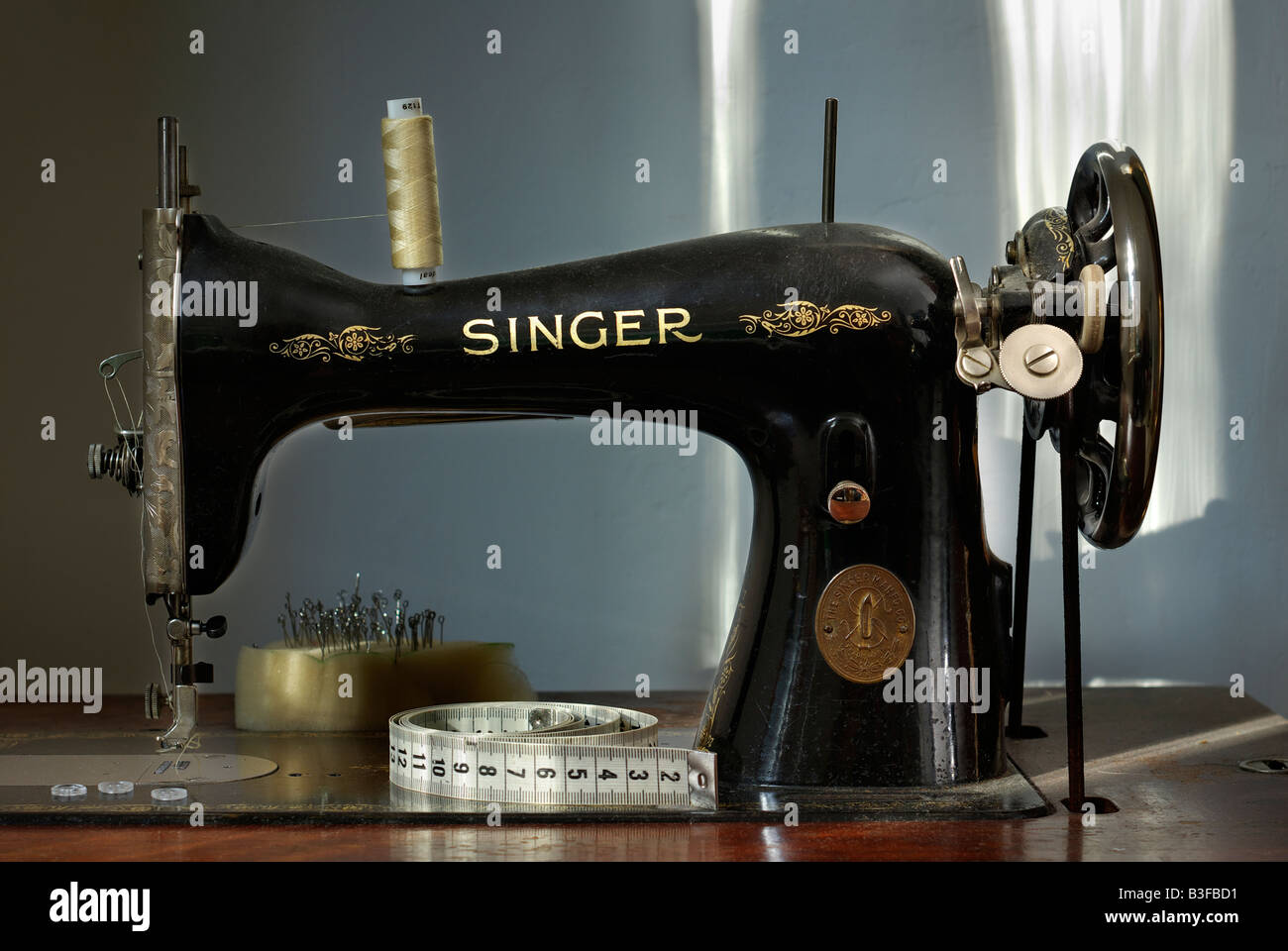 Antique 1927 Vintage Black Floral Singer Sewing Machine. Non Working. Decor  -  Hong Kong