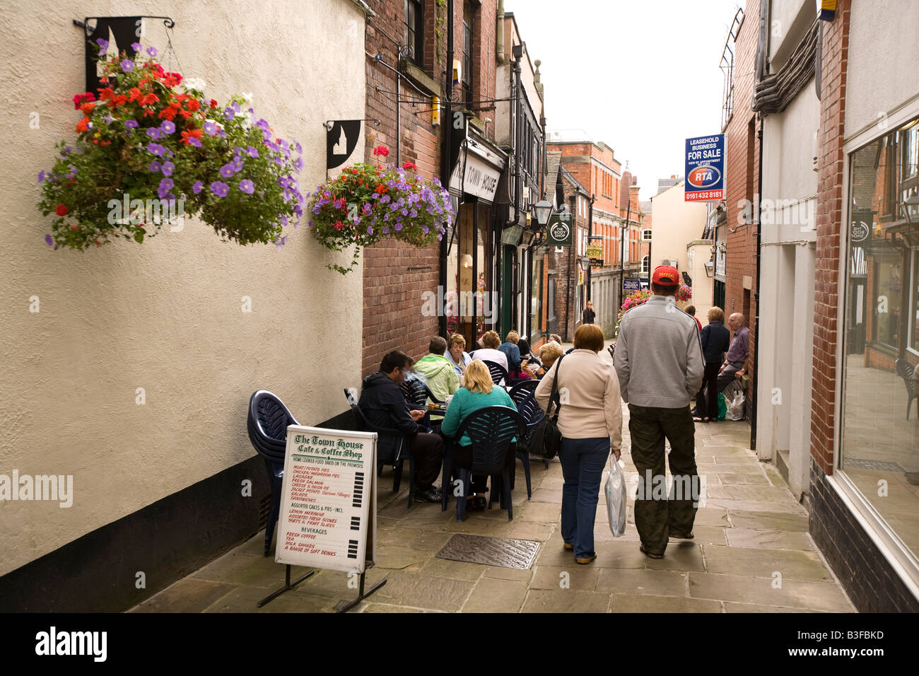 UK Derbyshire Chesterfield The Shambles customers outside Town House coffee shop Stock Photo