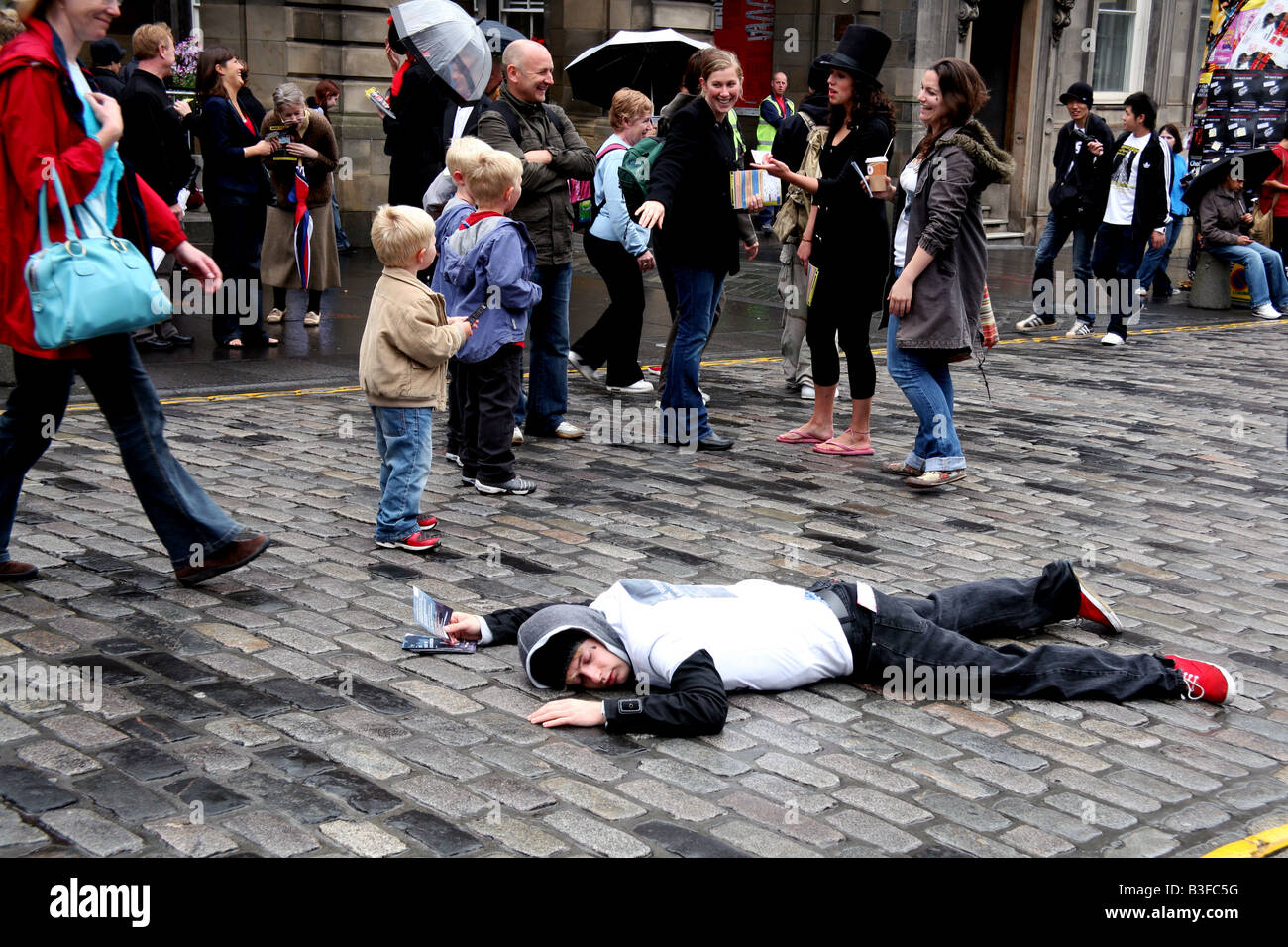 Edinburgh Fringe Festival performer plays dead in the Royal Mile to publicise show Stock Photo