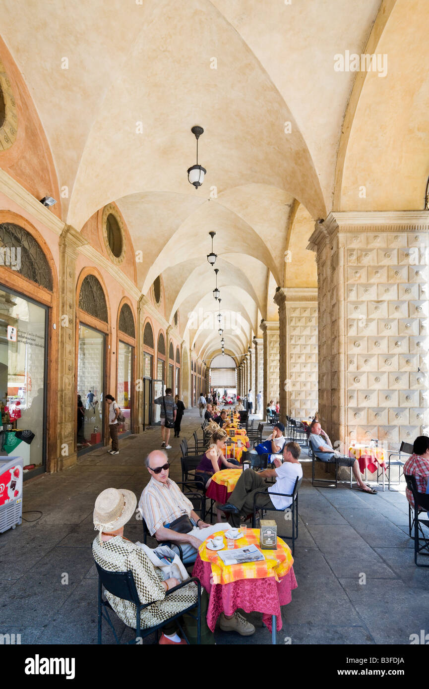 Cafe Bar in a portico in the historic centre, Piazza Maggiore, Bologna, Emilia Romagna, Italy Stock Photo