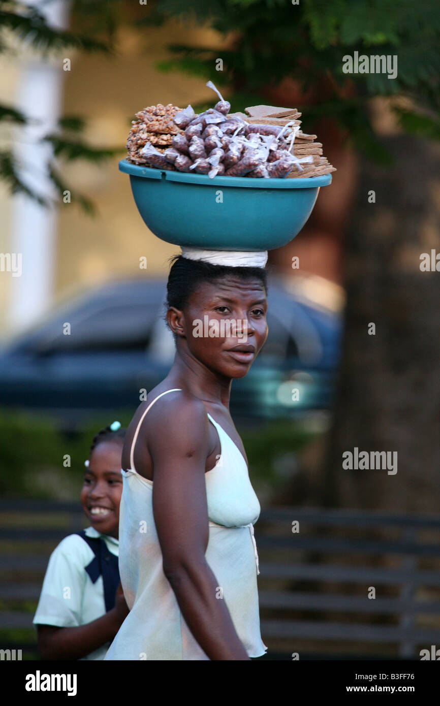Dominican woman carrying a basin of sweets at her head in Santo Domingo, Dominican Republic Stock Photo