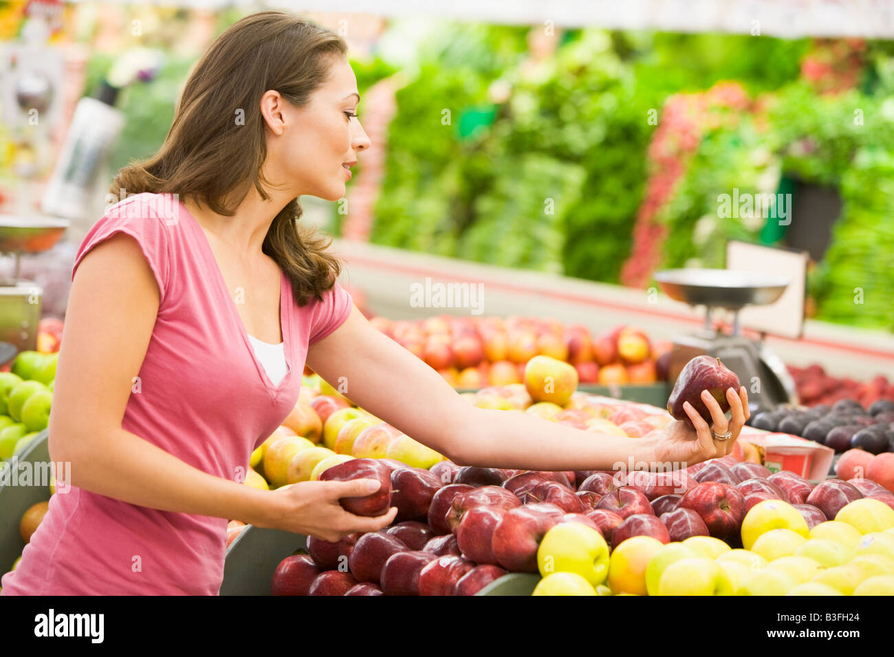 Woman shopping for apples at a grocery store Stock Photo Alamy