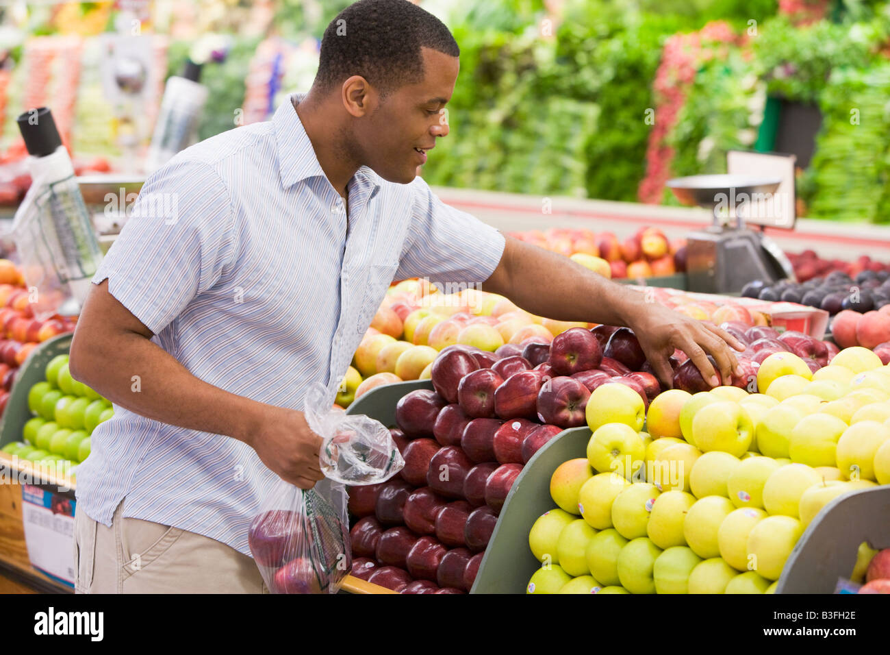Man shopping for apples at a grocery store Stock Photo Alamy