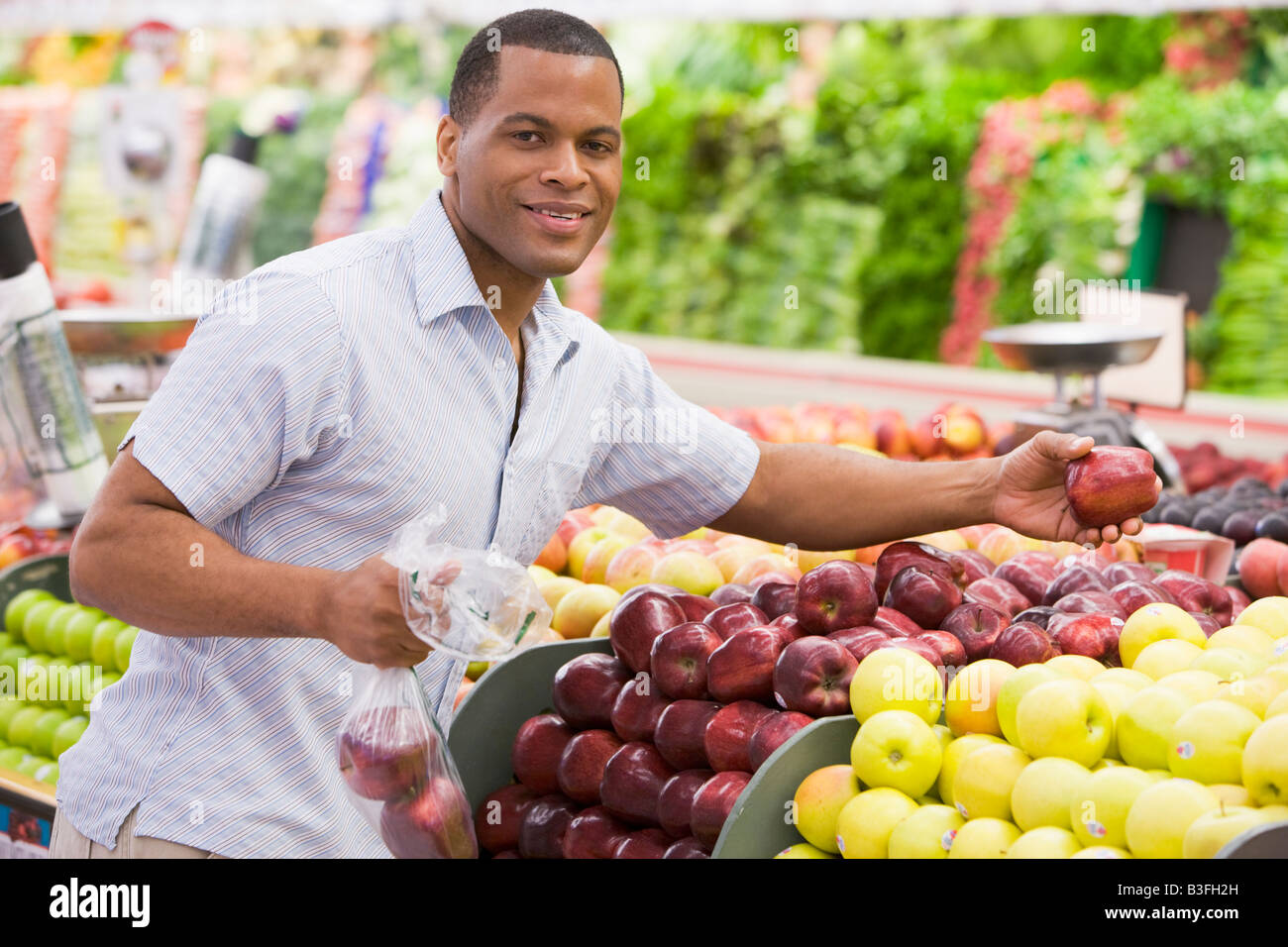 Man shopping for apples at a grocery store Stock Photo Alamy