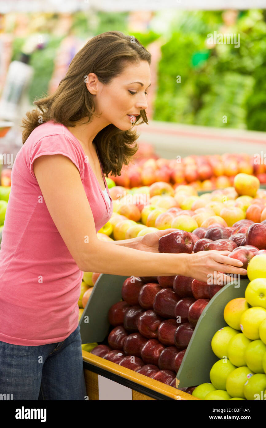 Woman shopping for apples at a grocery store Stock Photo - Alamy