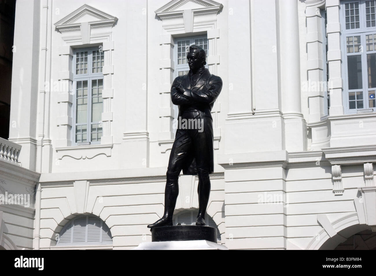 Statue of Sir Stamford Raffles in Empress Place, Singapore, said to the the original landing site for him on the Singapore river Stock Photo