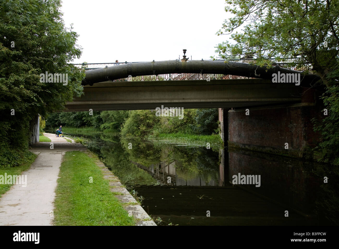 Leeds liverpool canal towpath hi-res stock photography and images - Alamy