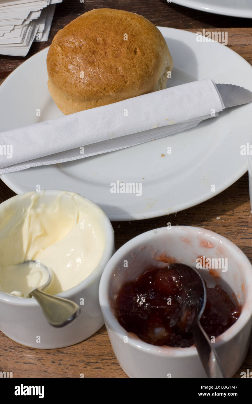 Devon cornish cream tea with scone jam and cream Stock Photo Alamy