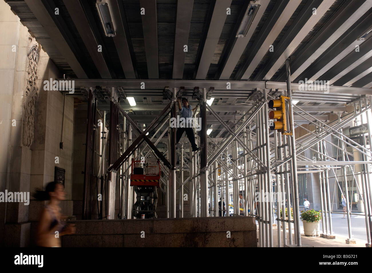 New york building scaffolding hi-res stock photography and images - Alamy