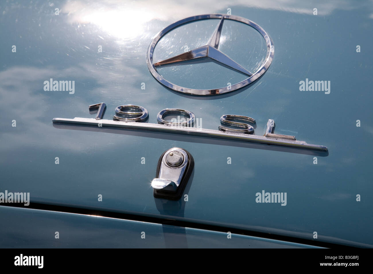 Classic mercedes badge hi-res stock photography and images - Alamy