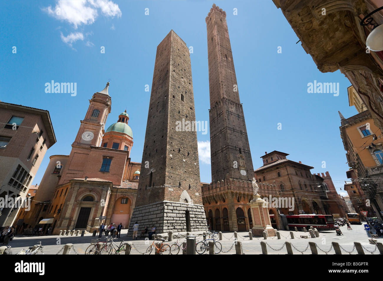 Le Due Torri (The Two Towers) at the end of Via Rizzoli, Piazza di Porta Ravegnana, Bologna, Emilia Romagna, Italy Stock Photo