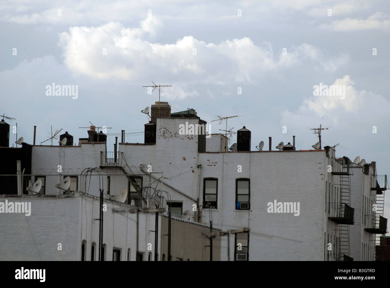 Television antennas on the roof of buildings in the borough of Queens in New York Stock Photo