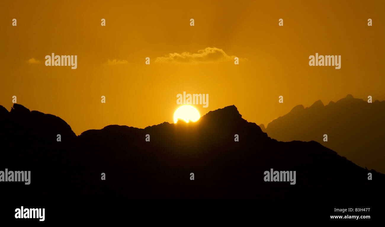 The sun setting behind a mountain in the Egyptian desert Stock Photo ...