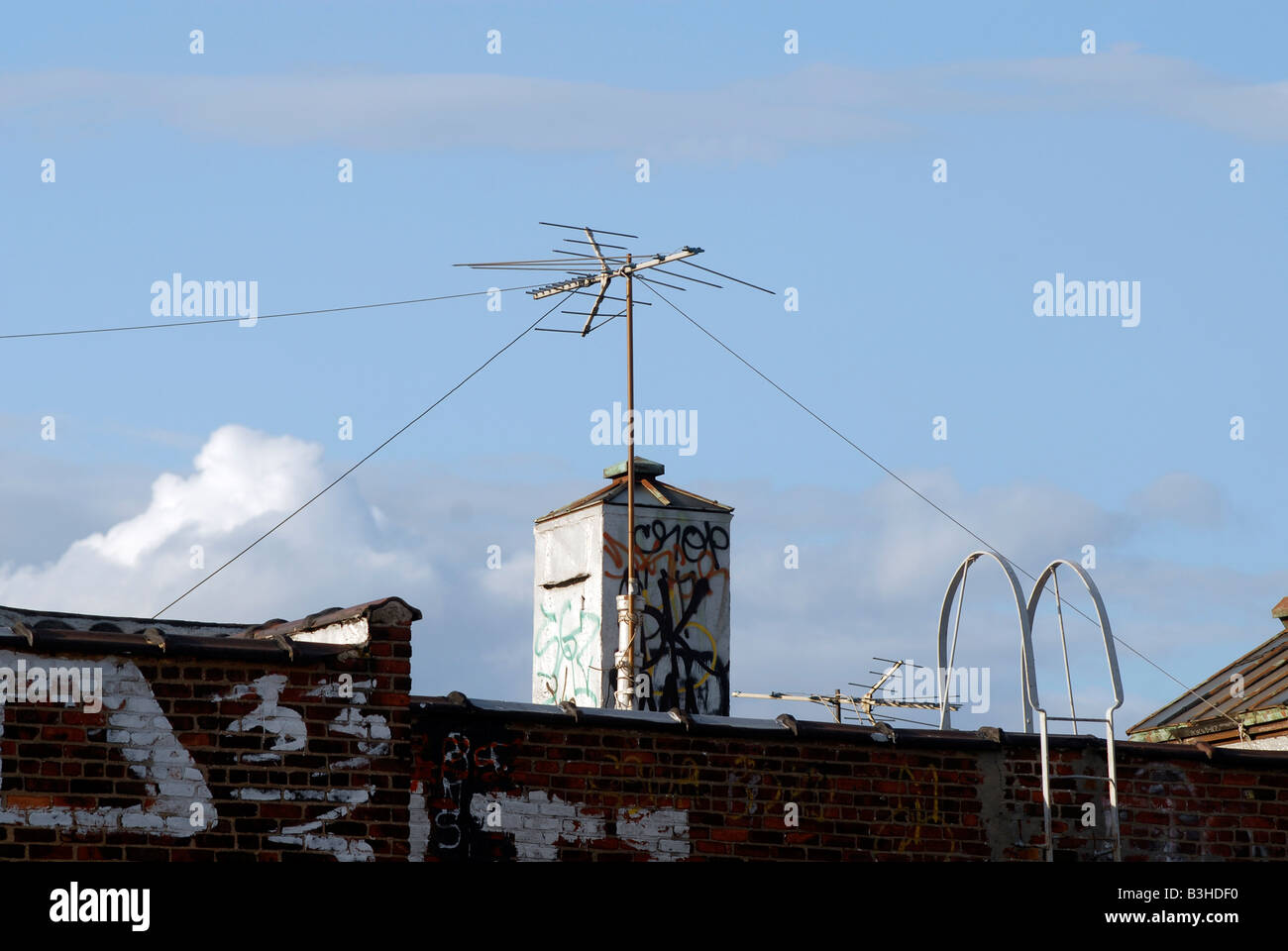 Television antennas on the roof of buildings in the borough of Queens in New York Stock Photo