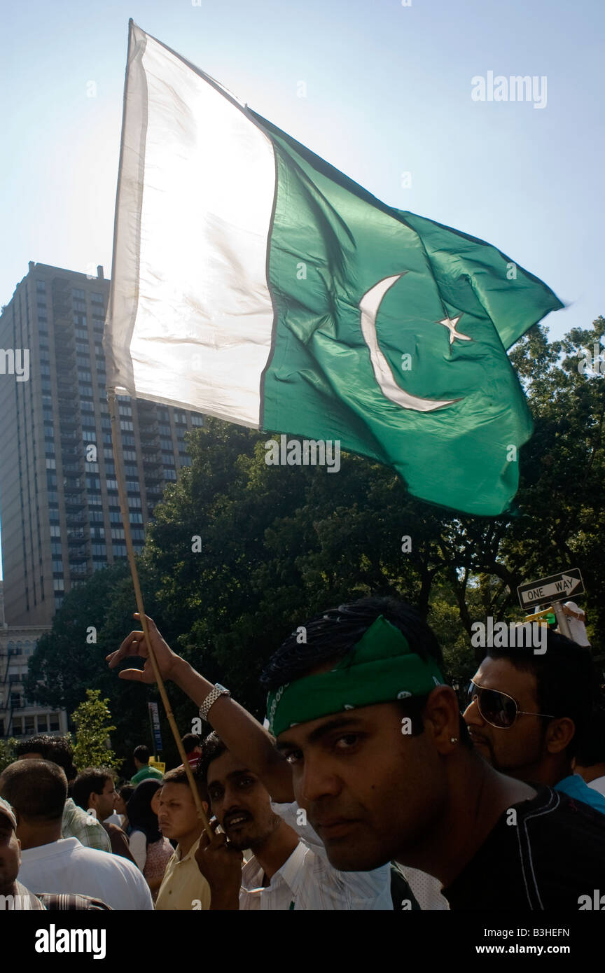 Pakistani Americans gather near Madison Square Par  in New York Stock Photo