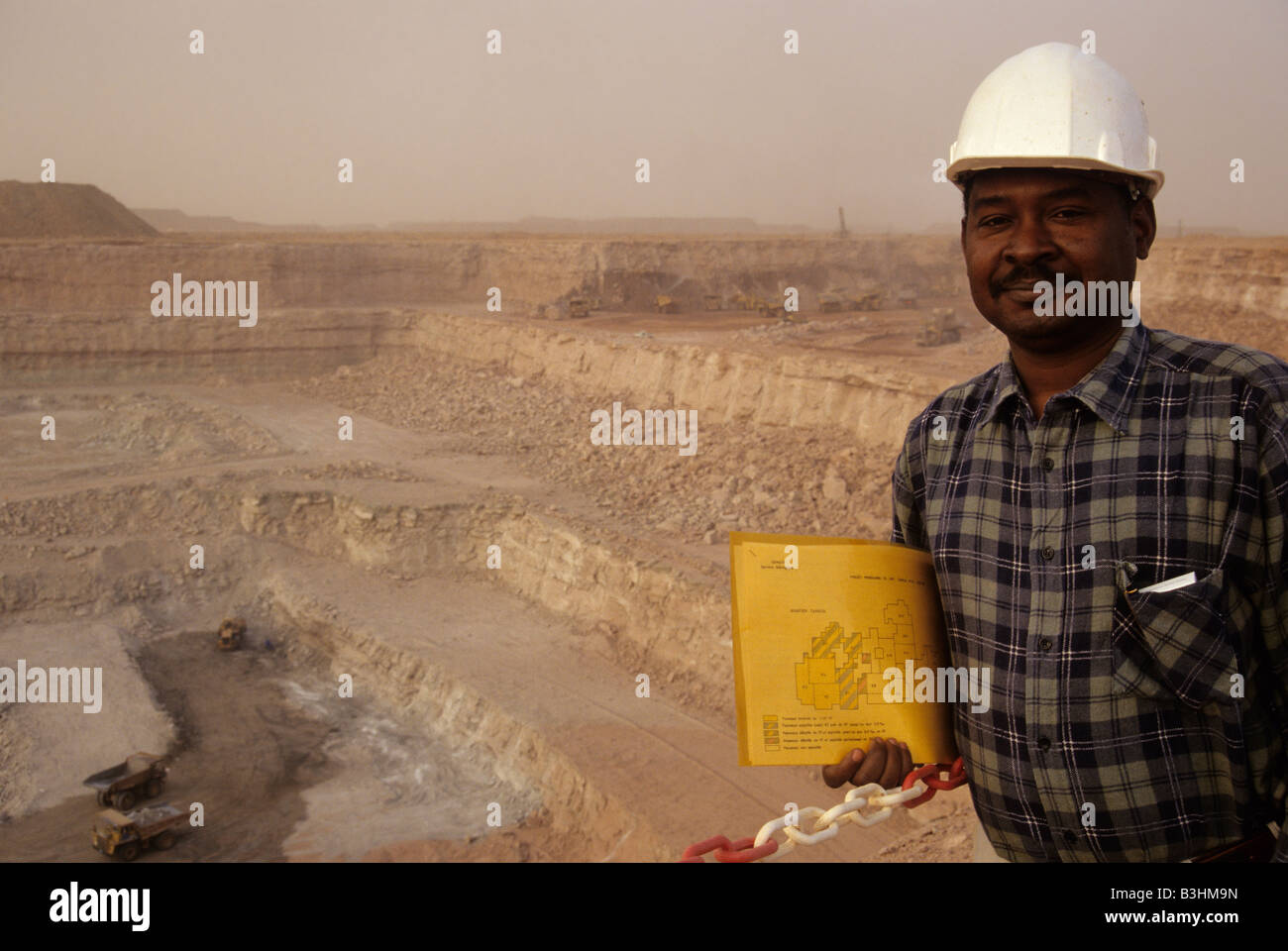 Arlit, Niger.  SOMAIR Chief Geologist at Open-pit Uranium Mine, northern Niger. Stock Photo
