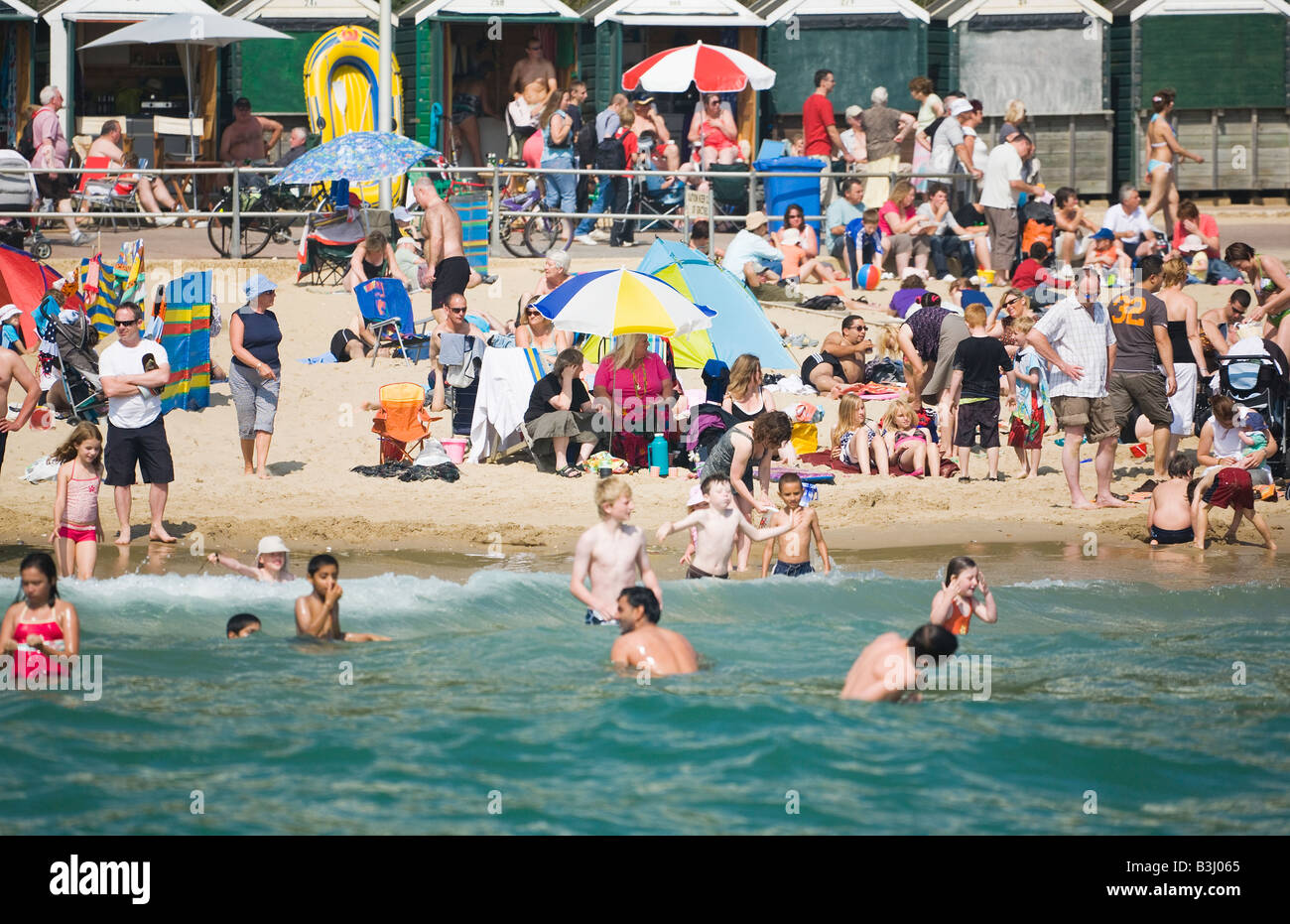Families at a beach hi-res stock photography and images - Alamy