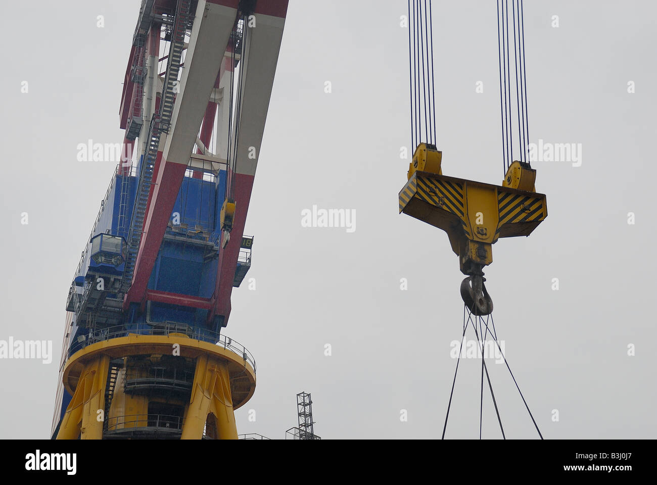 Quay crane hi-res stock photography and images - Alamy