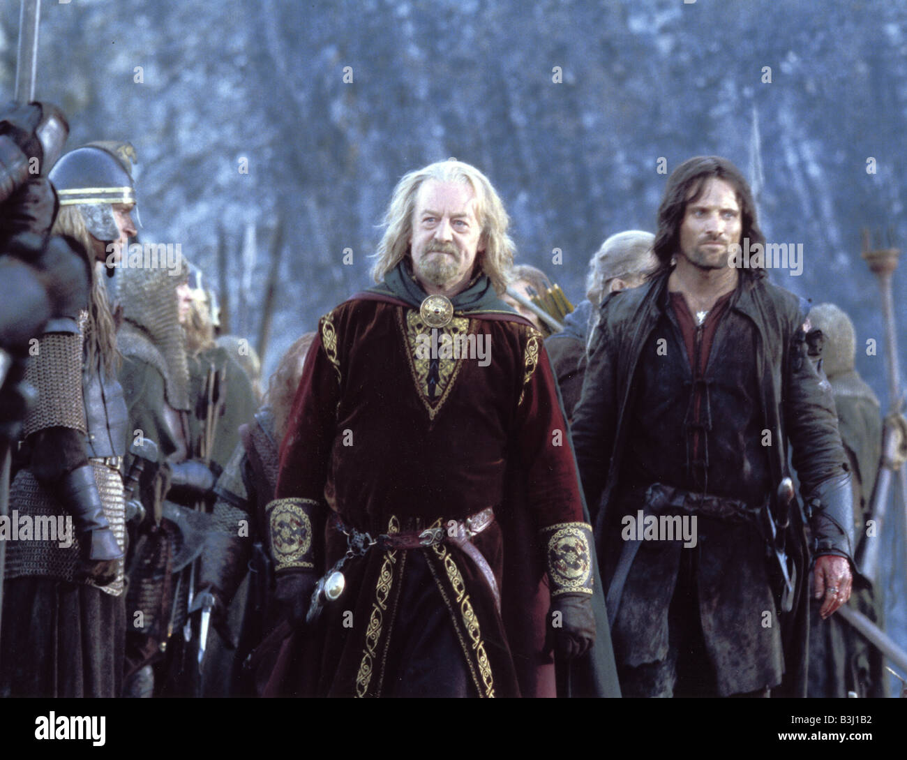 LORD OF THE RINGS : THE TWO TOWERS 2002 Entertainment/New Line film with Bernard Hill and Viggo Mortensen at right Stock Photo