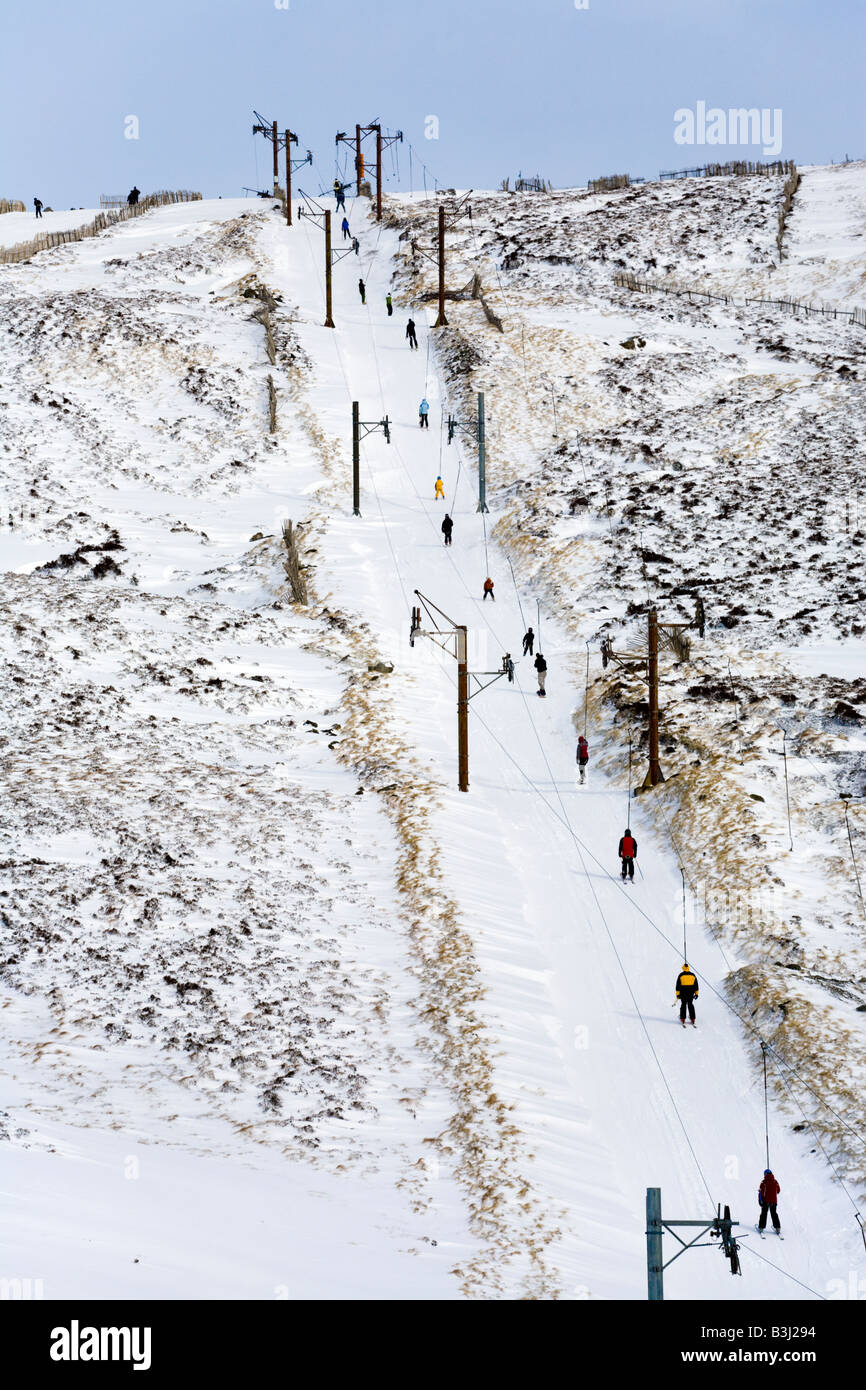 Winter sportsmen using the ski lift at Glenshee Ski Centre, Cairnwell, south of Braemar, Aberdeenshire, Scotland UK Stock Photo